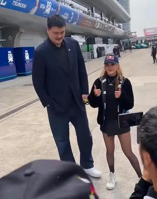 这一种超萌的身高差合影吸引了众多现场的媒体吴彦祖和冯绍峰一起在