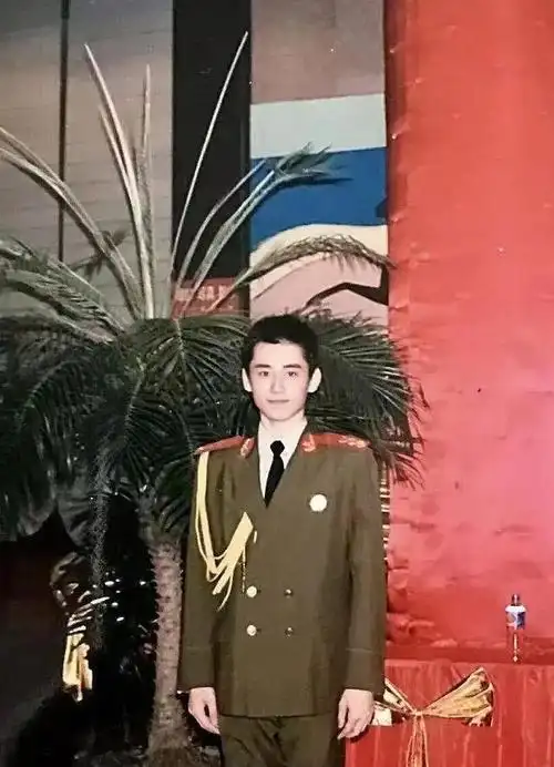 从小钱枫就多才多艺,是学校里有名的才子,后来被上海警备区文工团的特