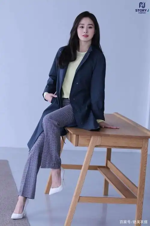 被40岁金泰希圈粉了,她的简约减龄穿搭,才是讲究女人想要的样子