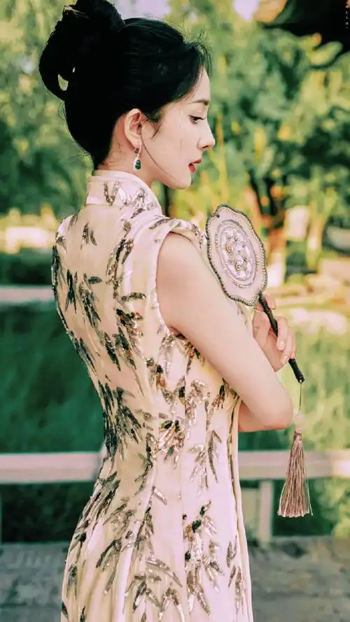 杨幂在法国穿旗袍过中秋