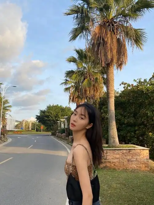 吊带修身的设计将赵尧珂性感的身材曲线展现得淋漓尽