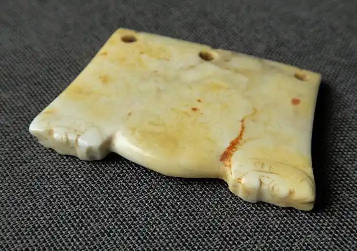 寻龙|从三个良渚女人的限量版龙纹玉饰说起_玉龙_北村_玉器