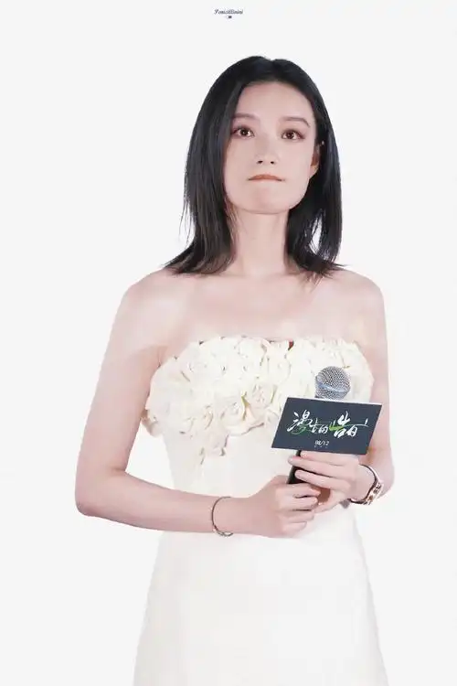 倪妮白色玫瑰抹胸短裙##漫长的告白首映