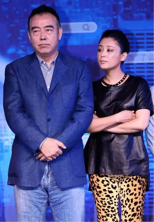 陈凯歌晒昔日恩爱照他意气风发陈红剪妹妹头清纯甜美太般配