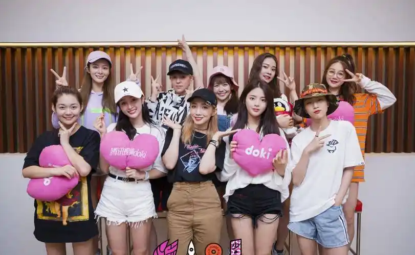 原创火箭少女11人近照杨超越在家很精致毕业团综即将上线