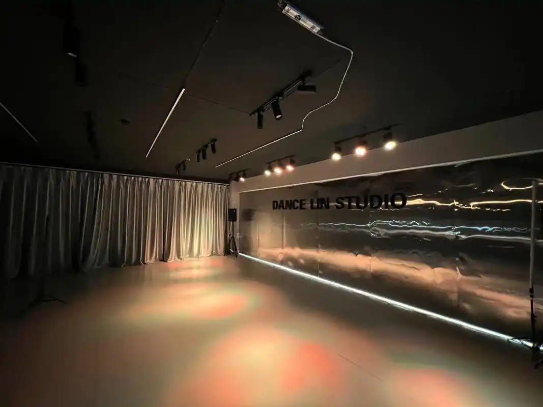 白山也有氛围感超棒的舞蹈室啦～舞室环境超好,各种氛国灯,老师 - 抖