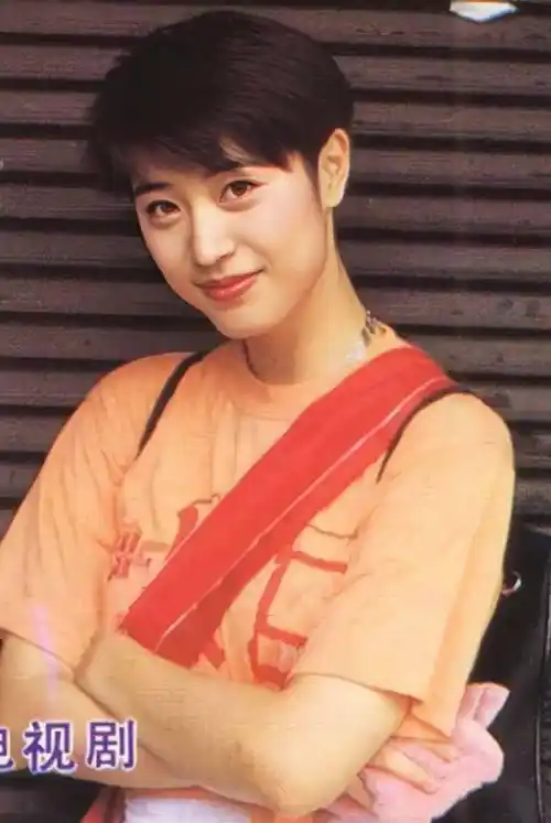 《赌侠》,《靓足100分》,《水月洞天》作为当年港姐f4之一,陈法蓉年轻