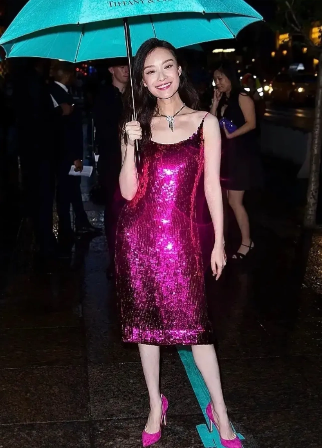 倪妮撑伞的生图曝光!百万修图师的功劳太大了?