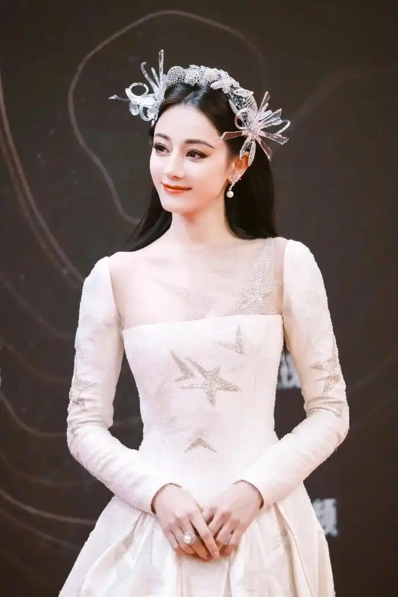 迪丽热巴:迷路中的璀璨星辰,令人疯狂心动 迪丽热巴,这位美丽动人的