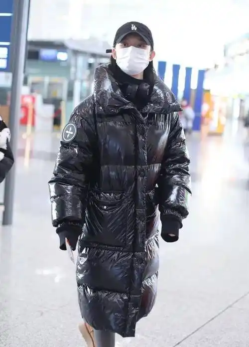 26岁林允机场新造型曝光,时尚火辣穿搭跟随他_必备_黑色_选择了