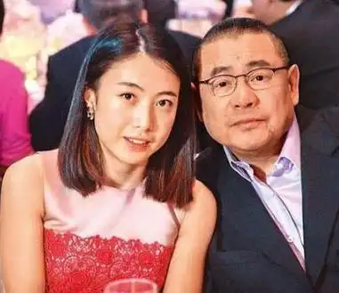 刘銮雄妻子离婚可以给我买辆私人飞机每个月给母亲10万