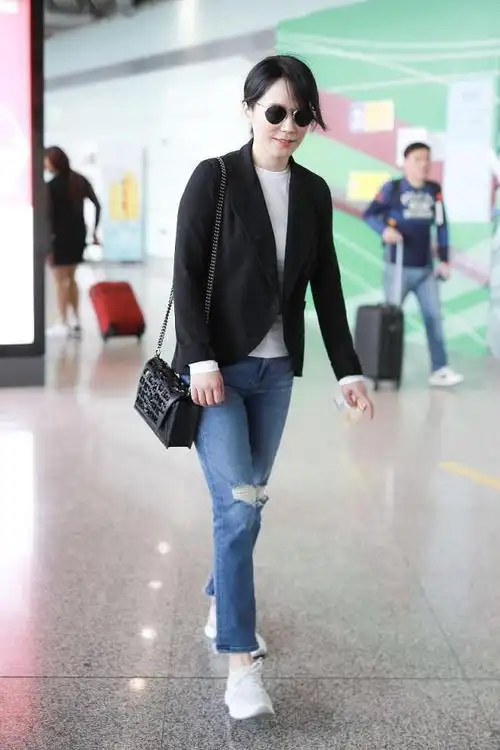 俞飞鸿街拍:黑色西装破洞牛仔裤链条包低调商务