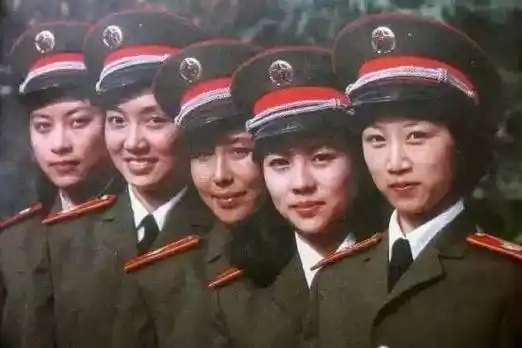 杨幂卷发穿军装翻车,和刘涛殷桃的"军装照"放一起,差别出来了_孙俪