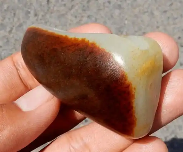 和田玉籽料最贵的是红皮黑皮籽料老熟最适合把玩玩玉的乐趣表现的淋漓