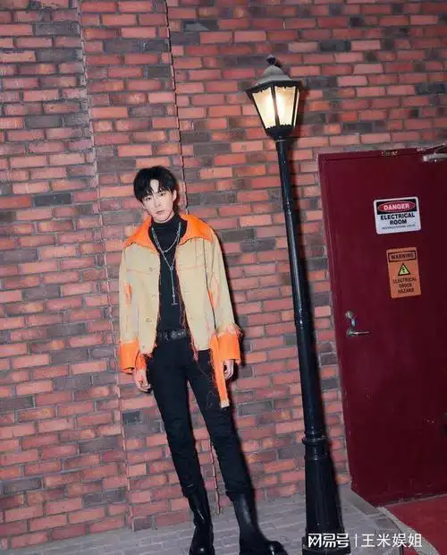 知名男星刘宇宁生日聚会数千青春女粉丝大喊祝福