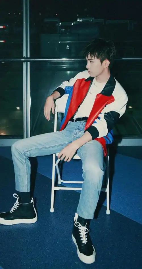 潮流男孩易烊千玺帅气迷人写真