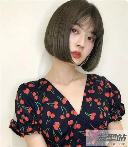 首推利落线条满分的直短发,有直发的柔顺与飘逸,也有波波头的可爱.