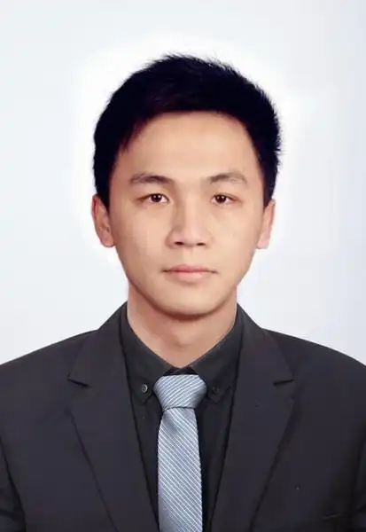 谁能帮我p个西装证件照,白底的,最好显得年轻点.谢谢