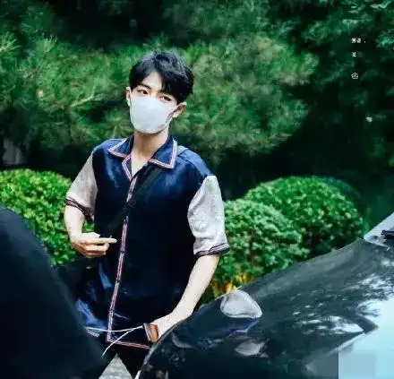 肖战王一博出席陈情令庆功宴肖战笑容明媚王一博依旧高冷