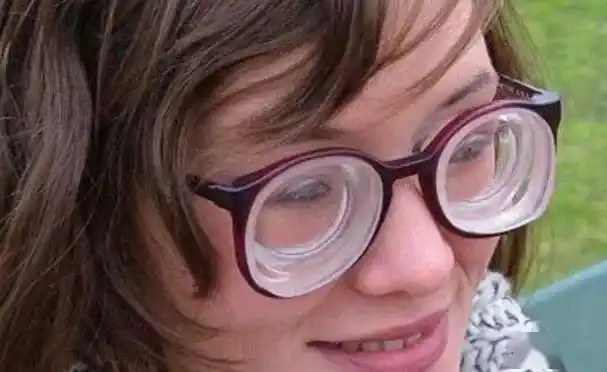 别拿近视不当病高度近视的危害挺可怕