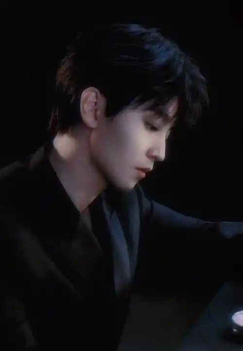 王俊凯elle四月刊封面##elle中法特别策划##王俊凯说发微博更像发