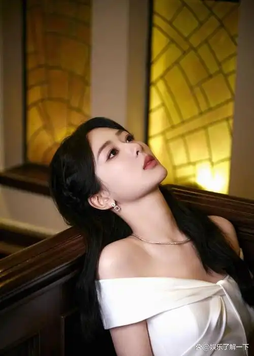 杨紫工作室为粉丝们带来了一组全新的写真照片,令人陶醉.