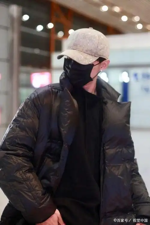 唐禹哲戴棒球帽口罩遮面穿面包羽绒服温柔帅气