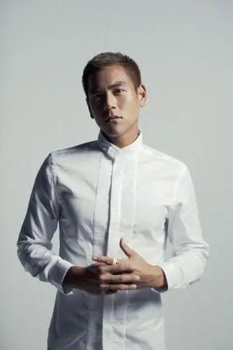 彭于晏示范白衬衫的帅气穿法