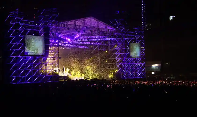 标题:聚光灯下的你们(韩红成都演唱会现场)