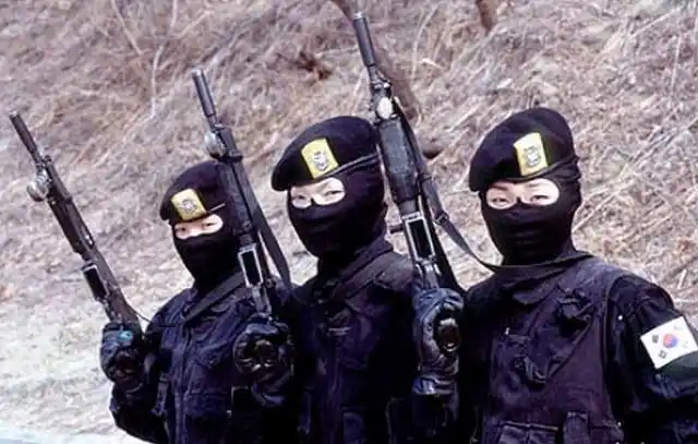 头戴恐怖面具的中国台湾特种部队