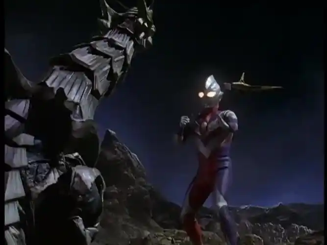 迪迦奥特曼,迪迦身体变成透明,然后消失在怪兽面前