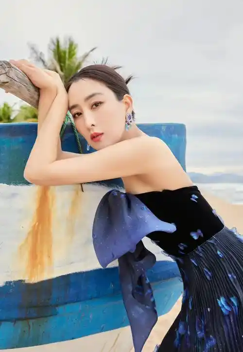 41岁马苏不低调了,一袭蝴蝶结抹身材长裙走红毯,优雅出众!