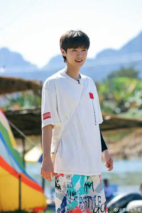 鹿晗戒碳水很久了##鹿晗五哈#帅哥超帅,最近录制五哈的状态超好的