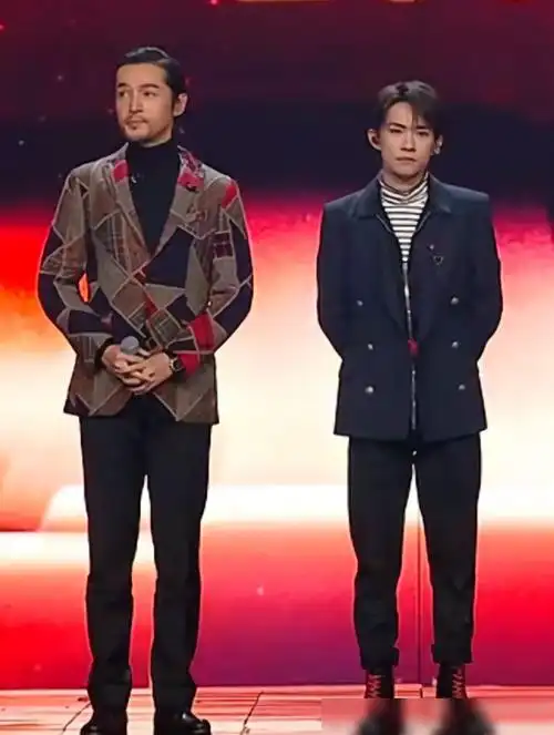 胡歌易烊千玺同框185和173站在一起有一个谎报身高了