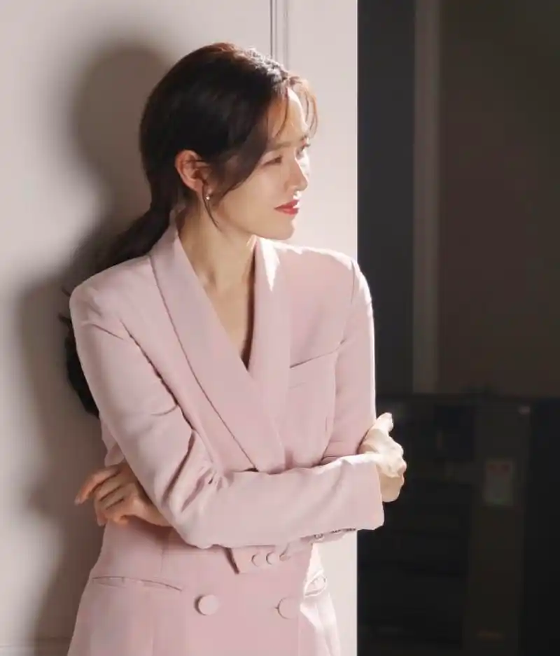 孙艺珍拍摄花絮照曝光,温婉素雅淡妆美的太出众,完全看不出38岁