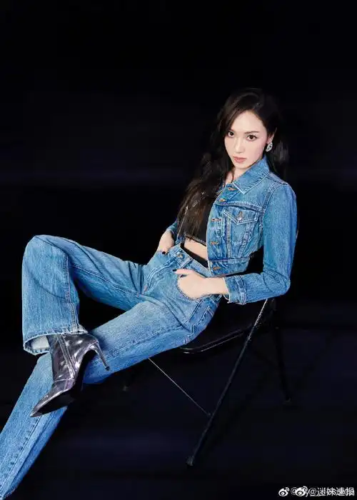 郑秀妍发文称想穿什么就穿什么,美女比基尼拼接牛仔裤造型太好看了