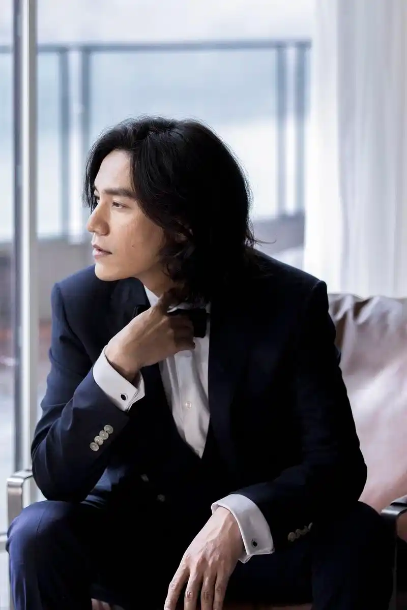 陈坤大片曝光 长发造型引人注目