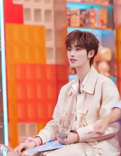 丁程鑫&漂亮姐姐娜扎,扎鑫姐弟我可太爱了,小丁超会的,娜扎也超可爱