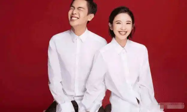 有种"证件照"叫吴京结婚证,别人都是白衬衫化淡妆,他却搞特殊_照片