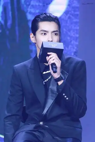 吴亦凡清扬clear生图系列怼脸拍可以放大同实际大小多图预警