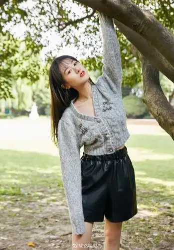 袁冰妍温柔风穿搭来袭绵软针织小衫配中性皮裤又酷又甜又有范