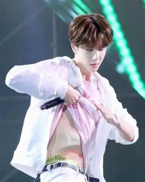 王一博腹肌封面王一博那些秀腹肌名场面