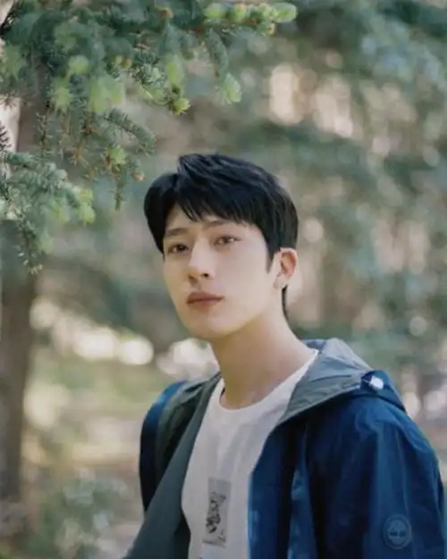 回顾井柏然:出生28天被抛弃,奶奶捡垃圾将他养大走红后父母认亲