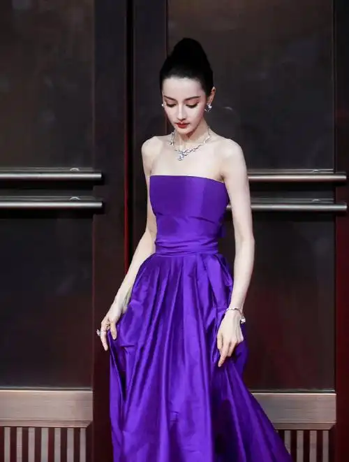迪丽热巴参加活动,丸子头配紫色抹胸礼服长裙,美艳大气甜美俏皮