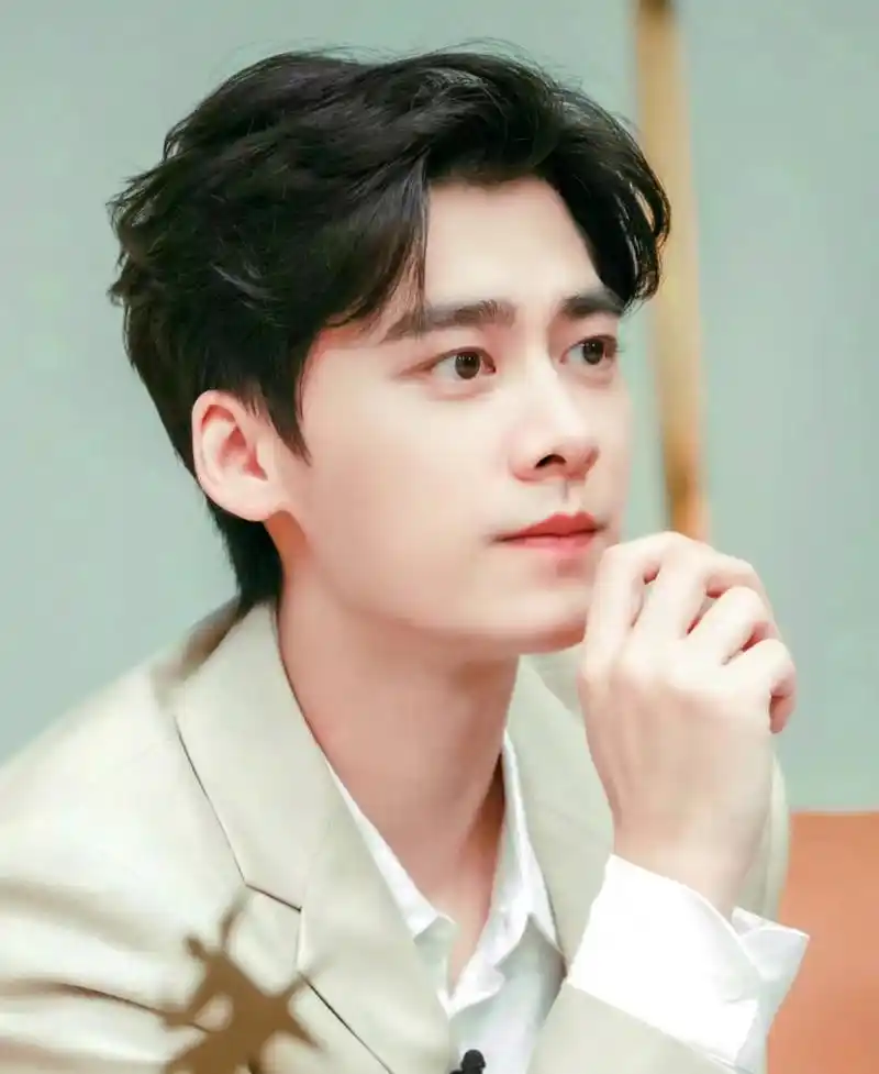 吴亦凡因为女孩进去了      霍尊因为女孩身败名裂了      李易峰因为