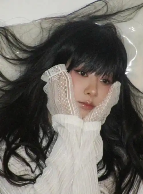 杨紫齐刘海复古造型大片