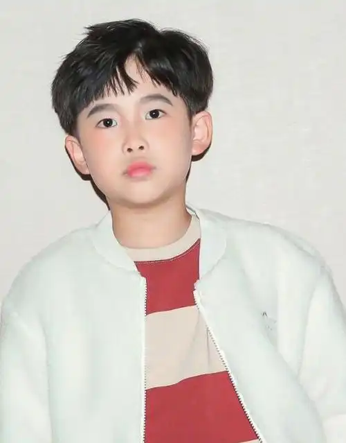 近照像汪苏泷,但他的精修和未p图差距挺大的,气质和小时候的千玺更像