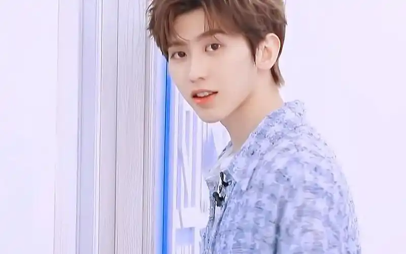 电脑壁纸 明星 大陆明星 蔡徐坤春日清爽冰淇淋色系帅气写真