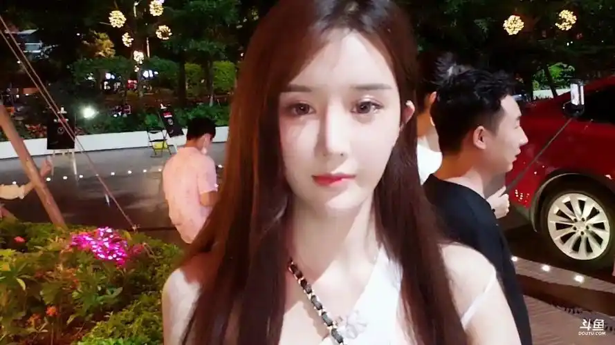 女主播秀秀呢厦门户外唱歌用耳朵听腿是真的长啊