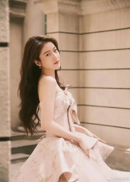 张雪迎sophie#中国电影华表奖#雾粉色新中式礼服,古典韵味十足.